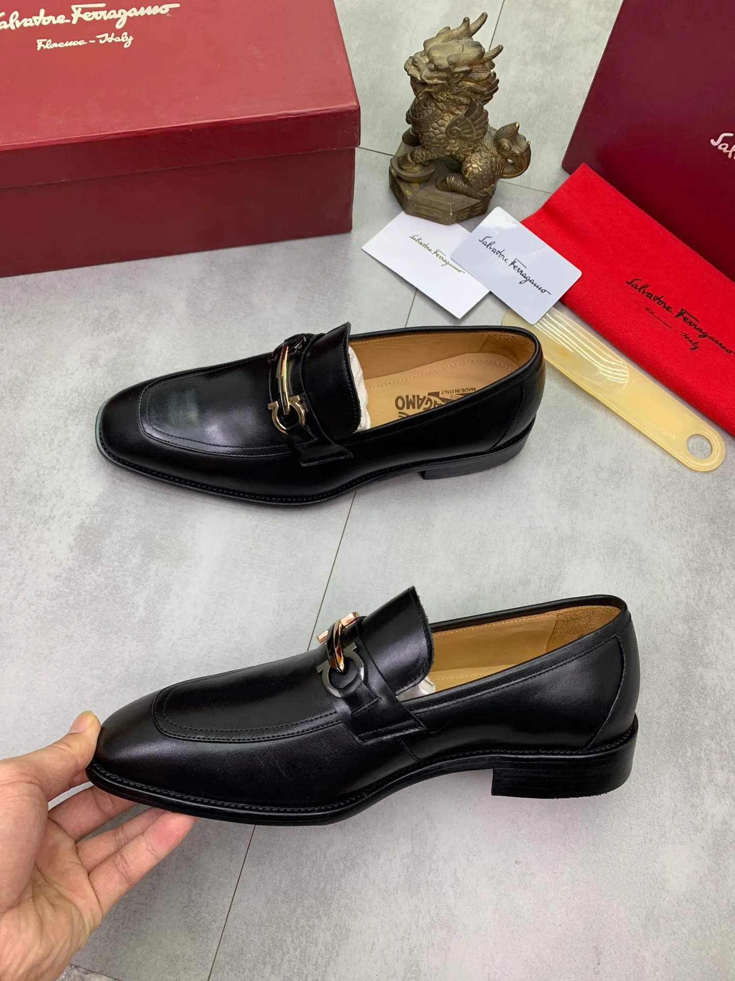 Men's men's shoes 💰P460💰[New style]🆘 Water-dyed cow lining [Ferragamo] Ferragamo's latest men's over-the-foot business leather shoes🇨🇳Official website original 1:1 molding💯The first layer is made of Italian imported calfskin➕Luxurious genuine cowhide lining, soft and comfortable🌴High-end atmosphere, the first choice for men with high taste🍍38-45 Black 🉑️Select